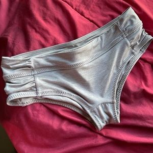 Athleta hipster bikini swim bittom size XS. SCRUNCHY back design and side fish.